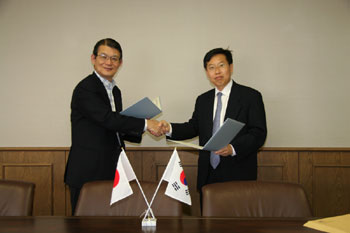 "Prof. Hong, Chair of Department of Materials Science and Engineering, KAIST, right, shakes hands with President Kishi at the signing ceremony." Image