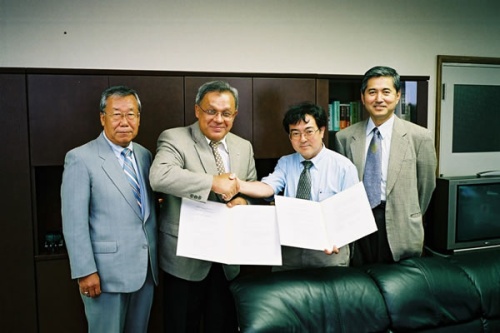 "From right to left, Prof. Koinuma, NIMS Vice President, Dr. Chikyo, Director of Nanomaterials Assembly Group (NML), Prof. Zakhidov, Deputy Director of UTD Nano Tech Institute, Mr. Shimizu, Managing Director of International Bridge for Business and Technology (UTD)." Image