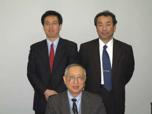 "Prof. Chang (center) with Dr. Kishimoto (right) and Mr. Takemura." Image