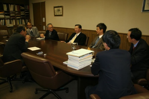"Dr. Hsu discusses the future of VAMAS with NIMS members." Image