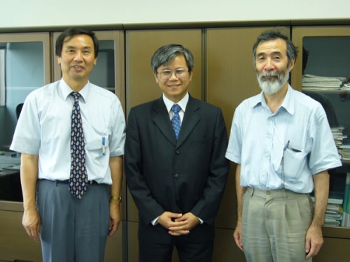 "Prof. Nguyen Xuan Phuc with Dr. Bando (Director of ICYS) (Left) and Dr. Kanda(Director of PR Office) (Right)." Image