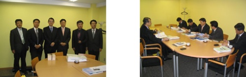 "President Ryoo kyeoing Ryul (right) with NIMS President Prof. Kishi (left)" Image