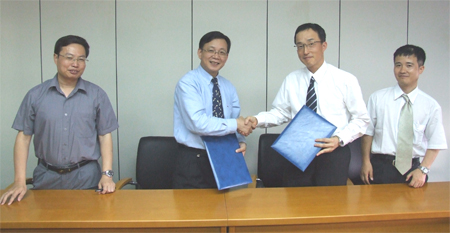 "Commemorating the signing of the MOU at USTC on June 7, 2007.　From left, Dr. Zhenchao Dong (Professor, HFNL/USTC), Dr. Jianguo Hou (Professor, HFNL/USTC, Vice President, USTC), Dr. Daisuke Fujita (Managing Director, NIMS Advanced Nano Characterization Center; ANCC), and Dr. Xinli Guo (Research Fellow, ANCC)." Image