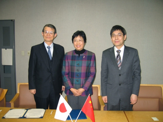 "From left: Prof.Teruo Kishi, Prof. Cui Ping, and Prof. Shi Erwei" Image