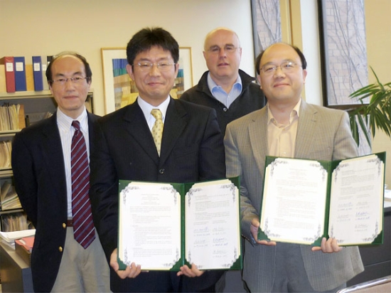 "From left: Prof.Kagawa(Director),Dr.Kakisawa, Prof.Cockcroft(Dept.Head,UBC), Prof.Wang(UBC)" Image