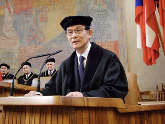 "Photo: Prof. Kishi in his speech after receiving the award of honorary doctorate from Charles University" Image