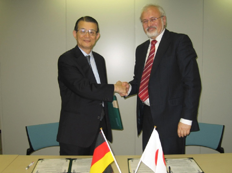 "Prof. Eberhard Umbach, Chairman of Executive Board of Forschungszentrum Karlsruhe and Prof. Teruo Kishi, president of NIMS shaking hands after the signing" Image