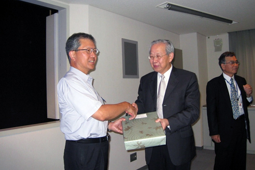 "From left;　Mr. Ryo Kimura(Vice-President of NIMS), Dr. Wen-Chang Chang (Deputy Minister, NSC Taiwan)" Image
