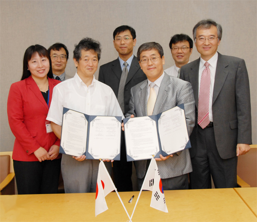 "Front left Dr. Jie Tang, Group Leader, Dr. Kohmei Halada, Managing Director (NIMS Exploratory Materials Research Laboratories), Prof. YoungDo Kim(Dean)、Prof. Hyeongtag Jeon (Director of Student Program) Back left: Dr. Norio Shinya (Research Advisor), Prof. DongWook Shin、Prof. Chong Seung Yoon" Image