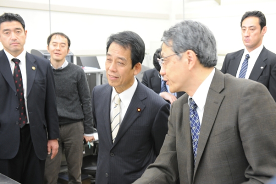 "MEXT Minister Kawabata receiving an explanation of next-generation solar cells." Image