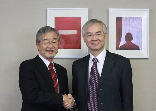 "President Ushioda(left) and Dr. Wu (right)" Image
