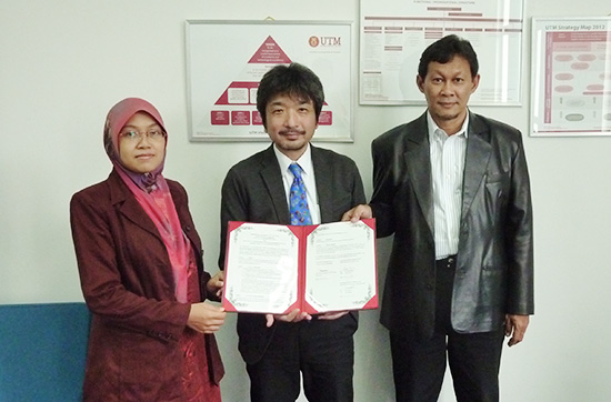 "From left to right: Dr. Nor AkmalBintiFadil (Senior Lecturer, Faculty of Mechanical Engineering), Dr. Hideyuki Murakami, and Prof. Dr. RoslanBin Abdul Rahman (Dean, Faculty of Mechanical Engineering)" Image