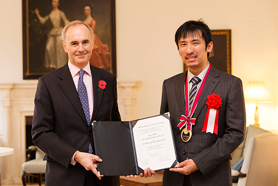 "British Ambassador to Japan, Mr. Tim Hitchens (left) awarding the Sir Martin Wood Prize to Dr. Hayashi (right)." Image