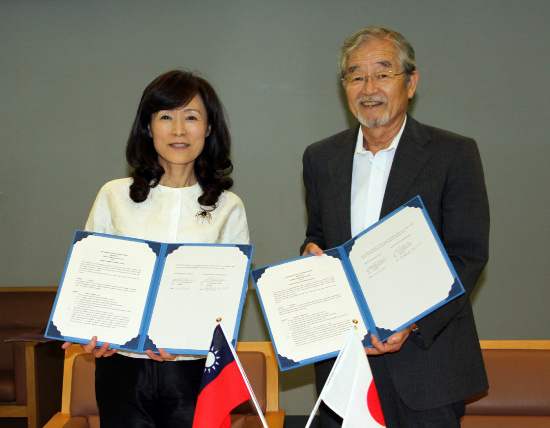 "Both Presidents Prof Su (left) and Prof Ushioda (right)" Image