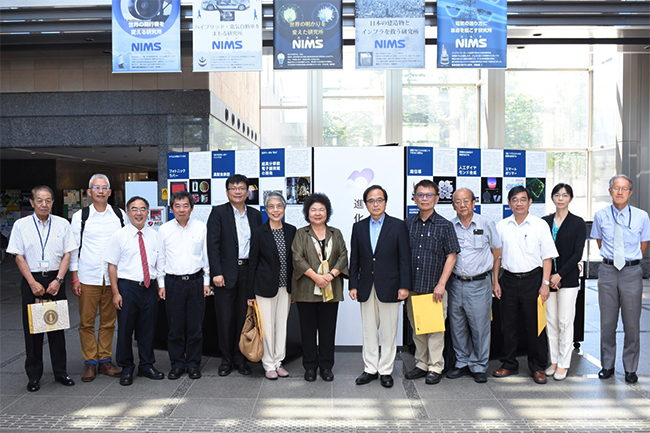 "Mayor of Kaohsiung City (center left) and the delegation with President Hashimoto (center right)" Image