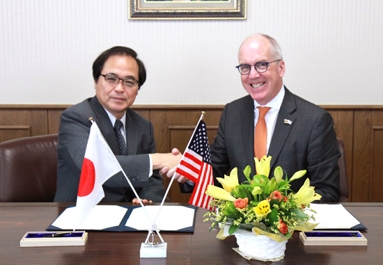 "Signing Ceremony of International Cooperative Graduate Program (ICGP) AgreementNIMS President Prof. Hashimoto (left) and UT Provost Prof. Manderscheid (right)" Image