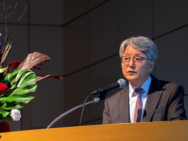 "Invited talk by Prof. Sung-Joon Kim." Image