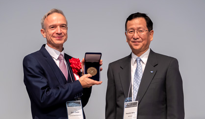 Prof. Dierk Raabe, NIMS Award winner, received commemorative medal from NIMS president, Dr. Hono.