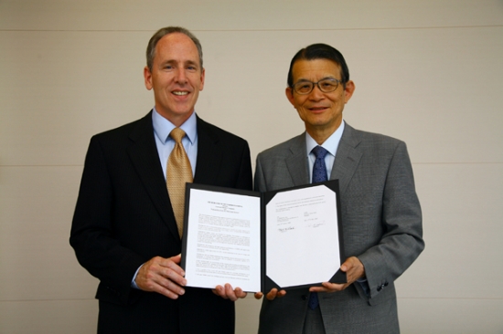 "Mark Little, Director of GE Global Research and Teruo Kishi, President of NIMS Sign the MOU at the GE Akasaka Office" Image