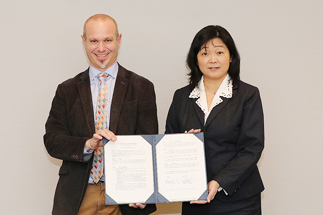 "MGI Director James A. Warren of NIST (left) and MaDIS Director Yuko Nagano (right) shake hands after signing the Letter of Intent." Image