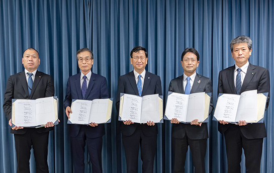 A commemorative photo from the Materials Open Platform signing ceremony.