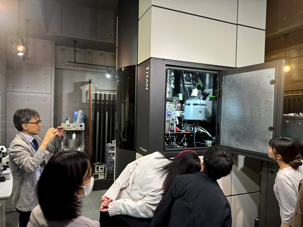 電子顕微鏡で原子配列を観察