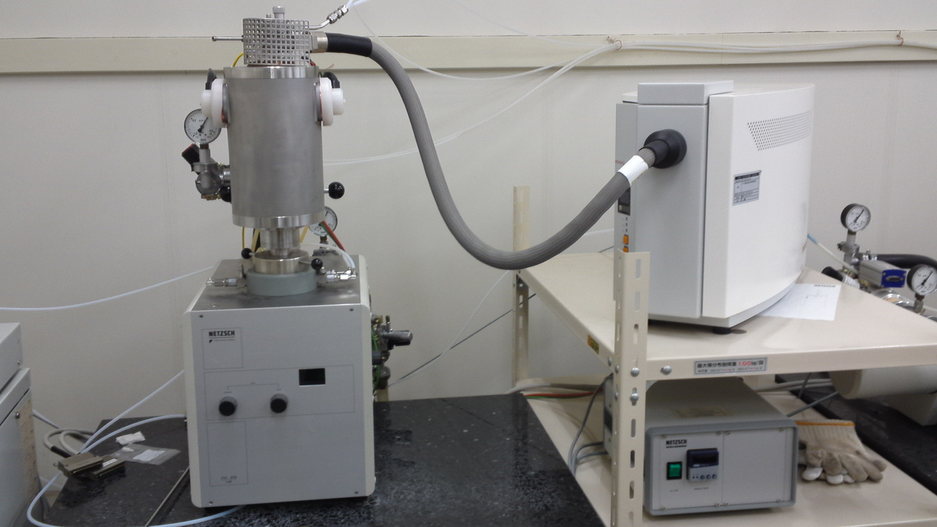 DSC equipped with gas mass spectromety