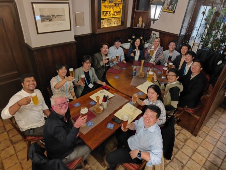 76th ISE後の懇親会で、GteXメンバーやKIT研究者らがビールを手に談笑する様子