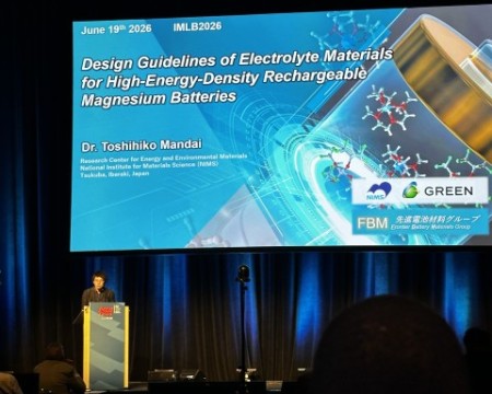IMLB2026にてキーノート講演を行う万代グループリーダーの壇上での様子（壇上全景）