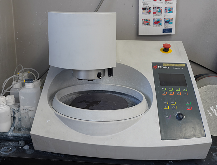 Grinding and polishing machine