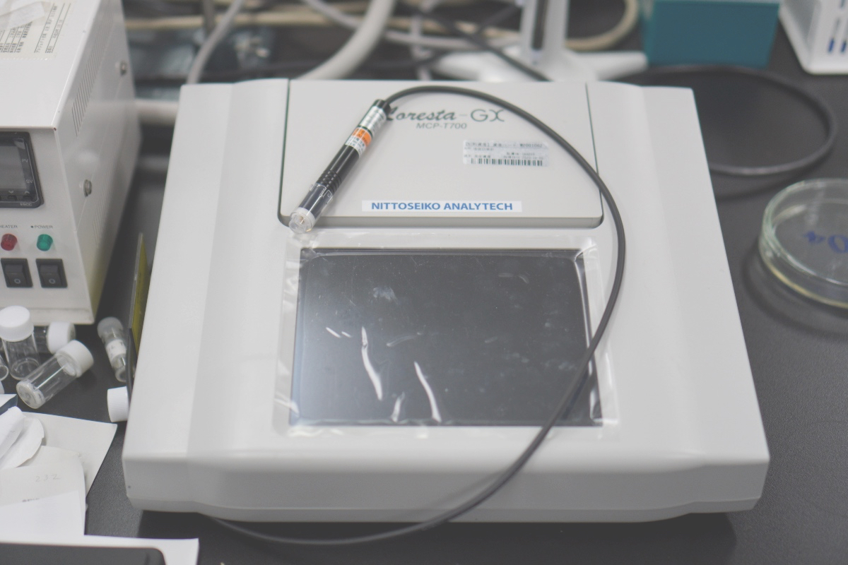 Four-probe method low resistivity meter