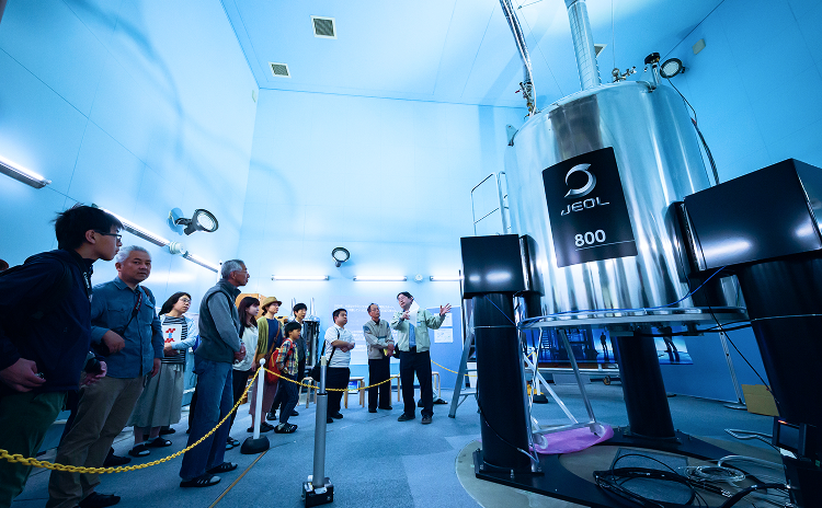 NIMS一般公開の様子(固定NMR装置)