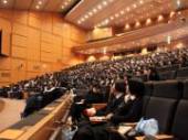 講演を聞く参加者の画像