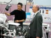 機器の前で説明中の画像