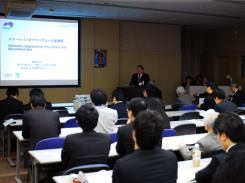青柳ユニット長講演中の画像