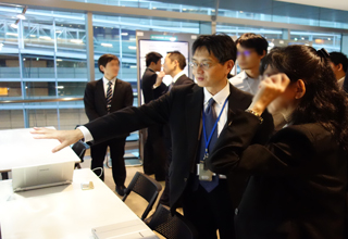 展示の前で説明をする研究者の画像
