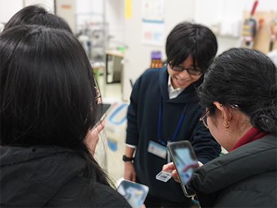 榊原 涼太郎 (研究員/2次元半導体グループ) が実験試料を披露