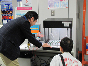 機器を操作する研究者画像