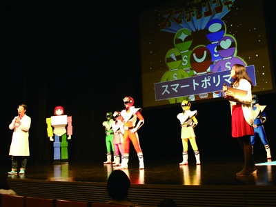 ステージ上の出演者の画像