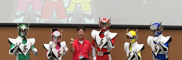 ステージ上の荏原MANA准主任研究者とスマポレンジャーの画像