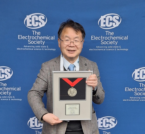 Photo of Hideo Hosono Team Leader with The Gordon E. Moore Medal