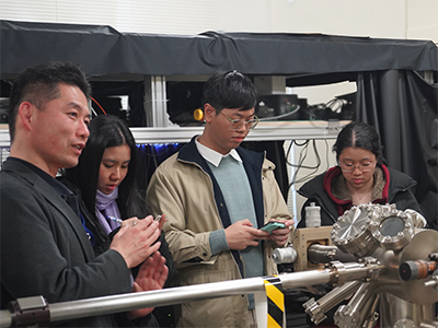 Students received an explanation of equipment in the laboratory from Ryo Kitaura (Group Leader/2D Quantum Materials Group)