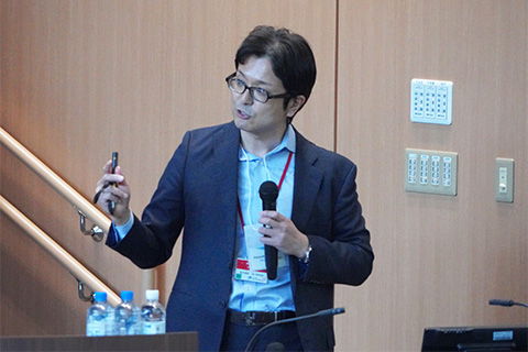 Photo of  Daisuke Kiriya (Associate Professor, University of Tokyo giving a lecture.
