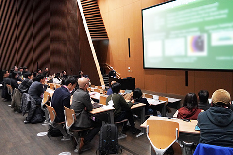 Photo of Shuichi Iwakiri Senior Researcher (NIMS) giving a lecture