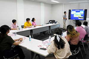 A Chulalongkorn University student receiving an explanation about MANA.