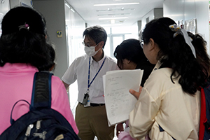 Tadaaki Nagao (Group Leader, Photonics Nano Engineering Group) explained his research. 