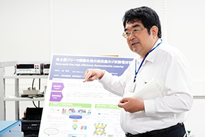 Takao Mori (Group Leader, Thermal Energy Materials Group) explained his research. 