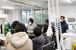 Genki Yoshikawa (Group Leader, Research Center for Functional Materials) showed his laboratory.