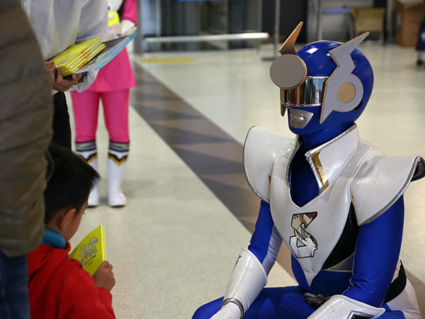 子供たちに優しく語りかけるスマポブルー