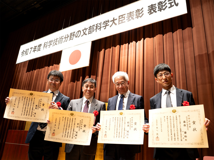 科学技術賞 (科学技術振興部門) の受賞者4名の表彰集合写真